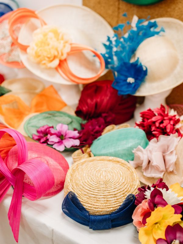 Chapeaux, froufrous et paillettes - Mai 2024